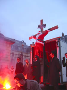 crucifiction-pere-noel